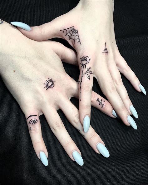 tatouage doigt femme|Tatouage doigt femme : 80 idées de motifs à se faire tatouer.